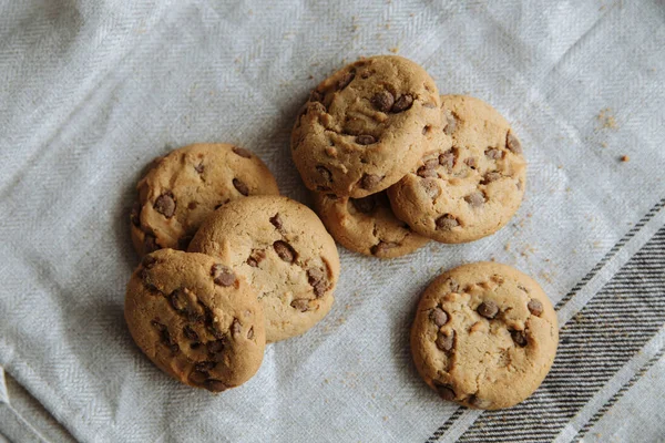 Biscotti marroni sullo sfondo tessile grigio chiaro — Foto Stock