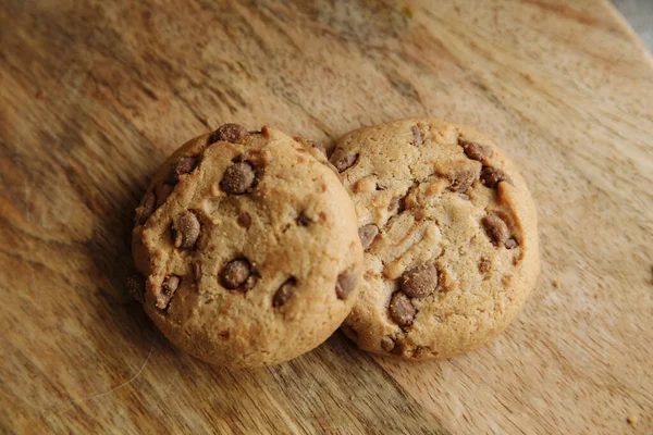 Biscotti marroni uno sopra l'altro su tavola di legno — Foto Stock