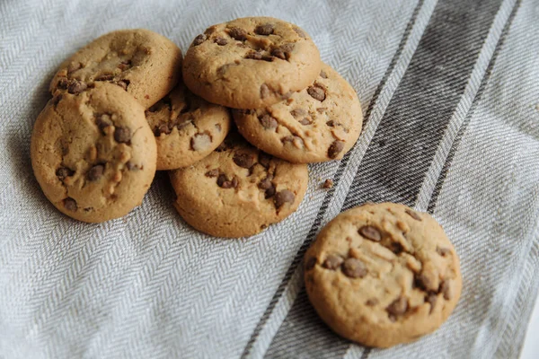 Biscotti marroni sullo sfondo tessile grigio chiaro — Foto Stock