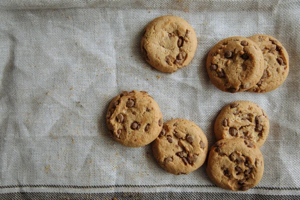 Açık gri tekstil arka planında kahverengi kurabiyeler — Stok fotoğraf
