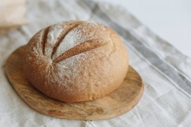 Beyaz bir masa örtüsünün üzerinde dilimlenmiş ekmek.