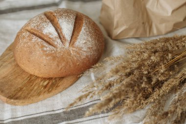 Beyaz bir masa örtüsünün üzerinde dilimlenmiş ekmek.