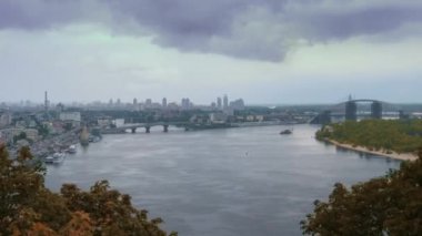 Nehir ve nehir İstasyonu, bitmemiş Köprüsü ve gemi yelken, timelapse görünümünü