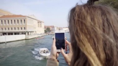 Venedik'te bir kanal üzerinde yüzen tekne