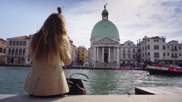 Kız üstünde belgili tanımlık telefon Grand Canal ve San Simeone Piccolo vuruyor — Stok video