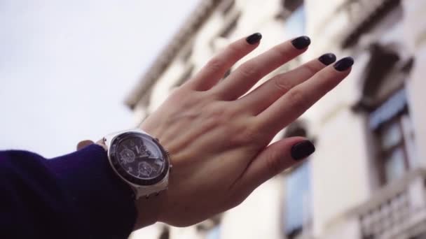 La ragazza guarda l'ora sull'orologio — Video Stock