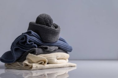 Renkli sherstjannyh şeyler, mavi, beyaz ve gri renk üstüne açık renkli kapaklı bir dağ