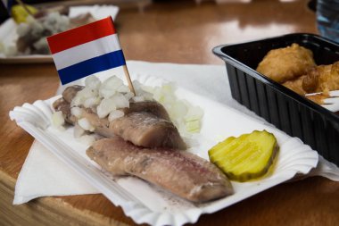 Hollanda bayrağı ile Amsterdam 'da ihale dilimlenmiş ringa.