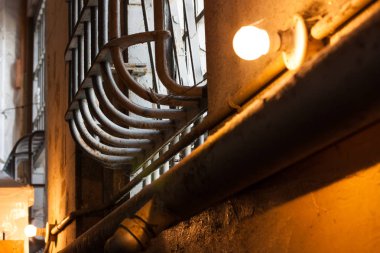 Alcatraz hapishanesi iç odasında Bar ile bir pencere soluk sarı lamba aydınlatma ile.