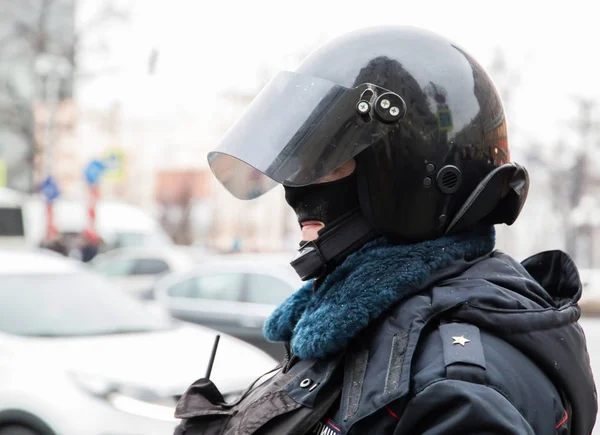 Ένας Ταγματάρχης Της Ρωσικής Αστυνομίας Ένα Προστατευτικό Κράνος Στέκεται Κατά — Φωτογραφία Αρχείου