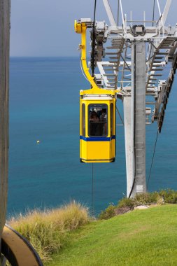 Bir tepenin tepesinde Israil 'in Kuzey sınırında Rosh HaNikra üzerinde füniküler.