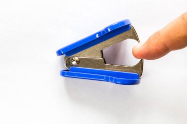 Beyaz arka planda izole parmak ile antistepler