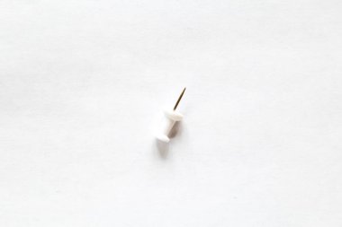 Beyaz arka planda izole itme pin yakın çekim