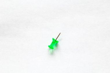 Beyaz arka planda izole itme pin yakın çekim