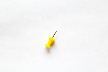 Beyaz arka planda izole itme pin yakın çekim