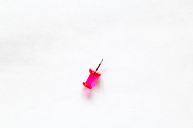 Beyaz arka planda izole itme pin yakın çekim