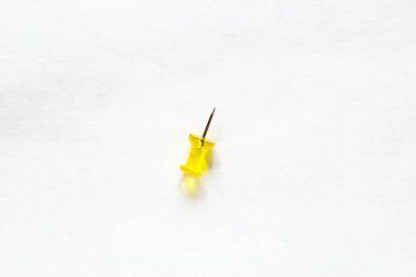 Beyaz arka planda izole itme pin yakın çekim