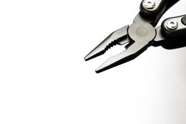 Beyaz bir arka planda siyah timsah ağız penleri