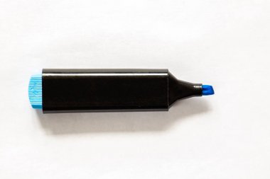 Beyaz arkaplanda mavi fosforlu kalem izole edildi