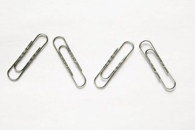 Beyaz arka planda gümüş kağıt klipler