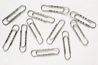 Beyaz arka planda gümüş kağıt klipler