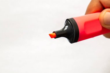 Kırmızı vurgulayıcı el. Beyaz arka plan