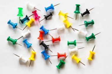 küme itme Pins farklı renklerde.