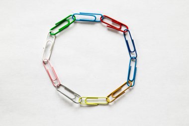 Üst görünüm Mix renkli kağıt klipleri beyaz arka planda.