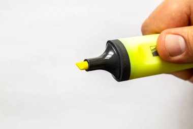 sarı vurgulayıcı el. Beyaz arka plan