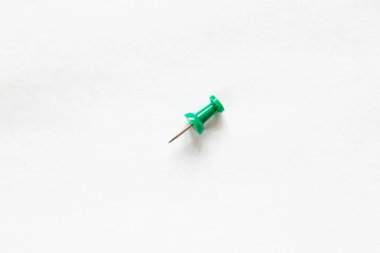 Beyaz arka planda izole itme pin yakın çekim