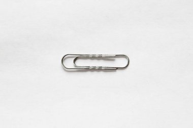 Beyaz arka planda izole kağıt klibi yakın çekim