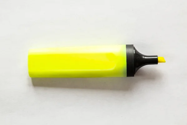 孤立在白色背景上的黄色荧光笔 — 图库照片
