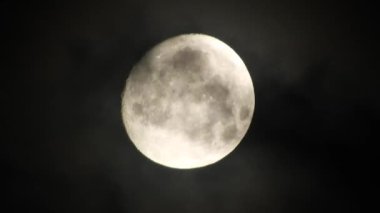 Bulutlu gece gökyüzünde ay. 4 k video kapatmak