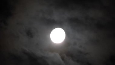 Bulutlu gece gökyüzünde ay. 4 k video kapatmak