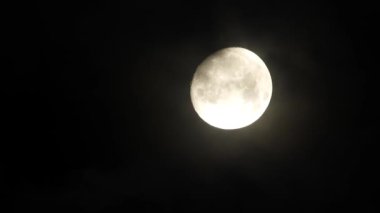 Bulutlu gece gökyüzünde ay. 4 k video kapatmak
