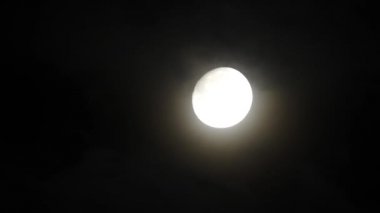 Bulutlu gece gökyüzünde ay. 4 k video kapatmak