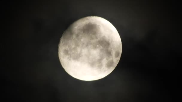 月亮在阴天的夜空 关闭4K — 图库视频影像