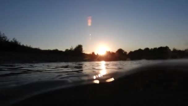 Unterwasservideo Eines Schnellen Flussstroms Bei Sonnenuntergang — Stockvideo