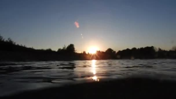 Υποβρύχια Βίντεο Από Μια Γρήγορη Ποταμού Ροή Στο Ηλιοβασίλεμα — Αρχείο Βίντεο
