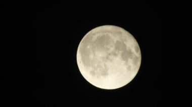 Bulutlu gece gökyüzünde ay. 4 k video kapatmak