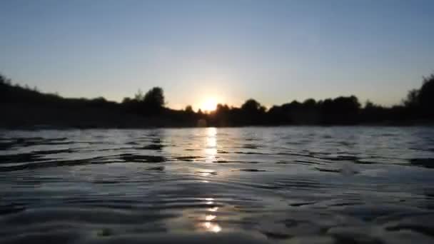 Podvodní Video Rychlá Řeka Proudu Při Západu Slunce — Stock video