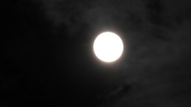 Bulutlu gece gökyüzünde ay. 4 k video kapatmak