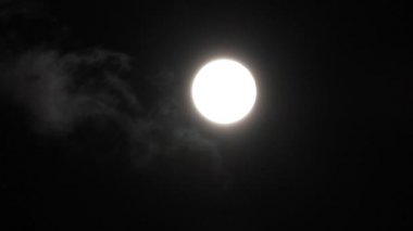 Bulutlu gece gökyüzünde ay. 4 k video kapatmak