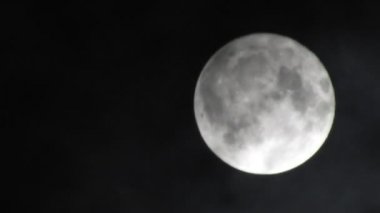 Bulutlu gece gökyüzünde ay. 4 k video kapatmak