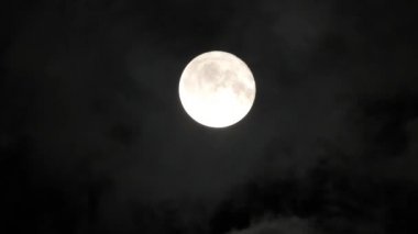 Bulutlu gece gökyüzünde ay. 4 k video kapatmak