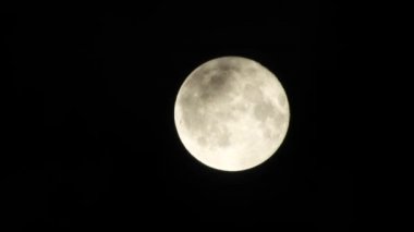 Bulutlu gece gökyüzünde ay. 4 k video kapatmak