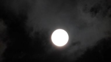 Bulutlu gece gökyüzünde ay. 4 k video kapatmak