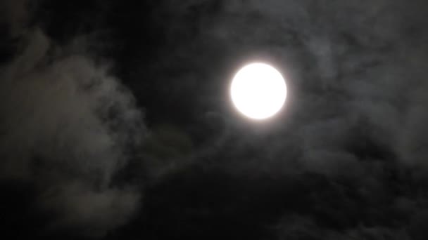 Lune dans un ciel nocturne nuageux. Gros plan vidéo 4k 