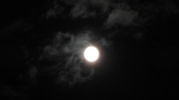 Lune dans un ciel nocturne nuageux. Gros plan vidéo 4k 