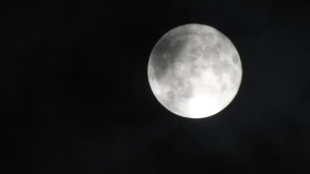 Lune dans un ciel nocturne nuageux. Gros plan vidéo 4k 